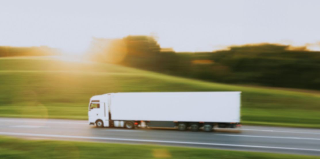 image camion blanc dans espace vert