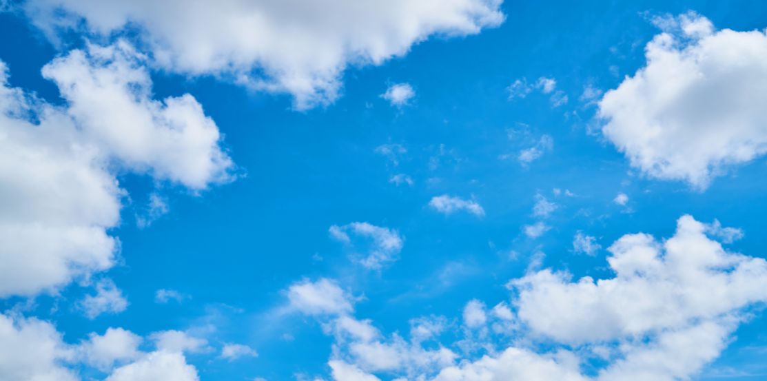 Ciel bleu symbolisant l'accalmie
