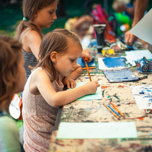 enfant en train de peindre