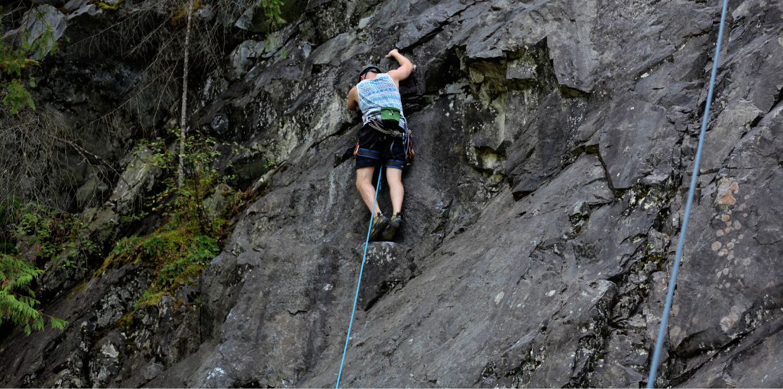 photo d'un homme faisant de l'escalade