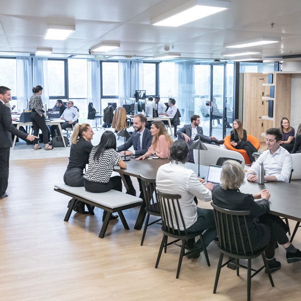 Photo de collaborateurs LBP AM dans leur bureau