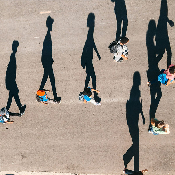 photo personne marchant dans la rue 