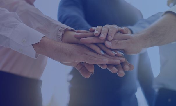 photo de mains illustrant la solidarité